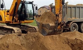 Выкопать яму экскаватором в Арсеньеве от 949 руб. - 2Землекопа-Рсн